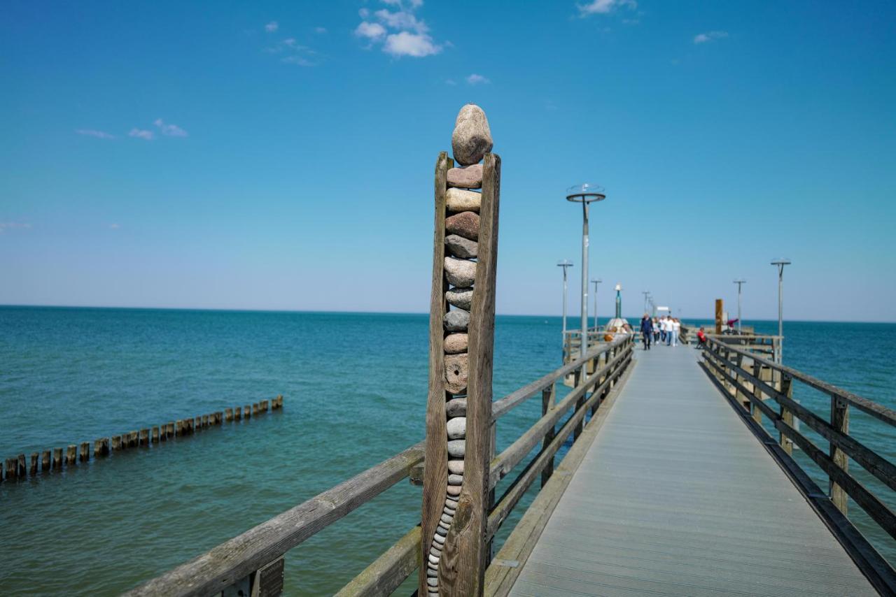 Ferienwohnungen Meerfarbig Zingst - Haustierfrei -Terrasse Mit Strandkorb Oder Balkon - E-Ladesaeule - Parkplatz - Wlan - Fahrradschuppen - Waschtrockner - Ruhig Und Zentral - Nichtraucher 외부 사진