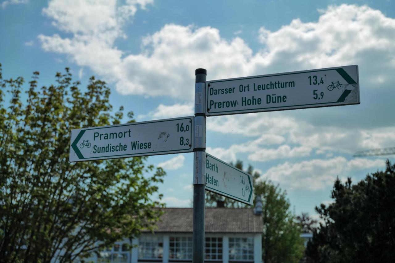 Ferienwohnungen Meerfarbig Zingst - Haustierfrei -Terrasse Mit Strandkorb Oder Balkon - E-Ladesaeule - Parkplatz - Wlan - Fahrradschuppen - Waschtrockner - Ruhig Und Zentral - Nichtraucher 외부 사진