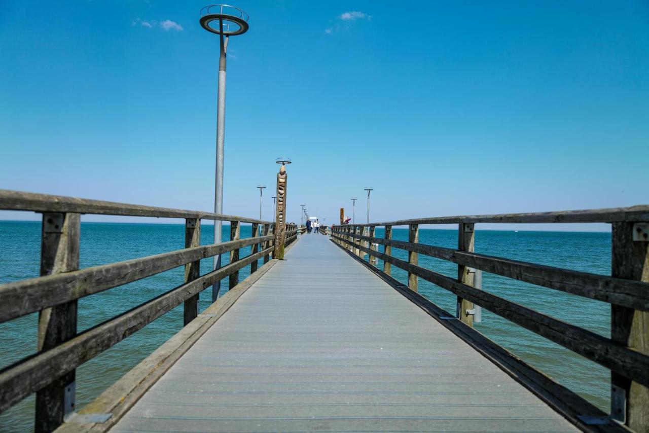 Ferienwohnungen Meerfarbig Zingst - Haustierfrei -Terrasse Mit Strandkorb Oder Balkon - E-Ladesaeule - Parkplatz - Wlan - Fahrradschuppen - Waschtrockner - Ruhig Und Zentral - Nichtraucher 외부 사진