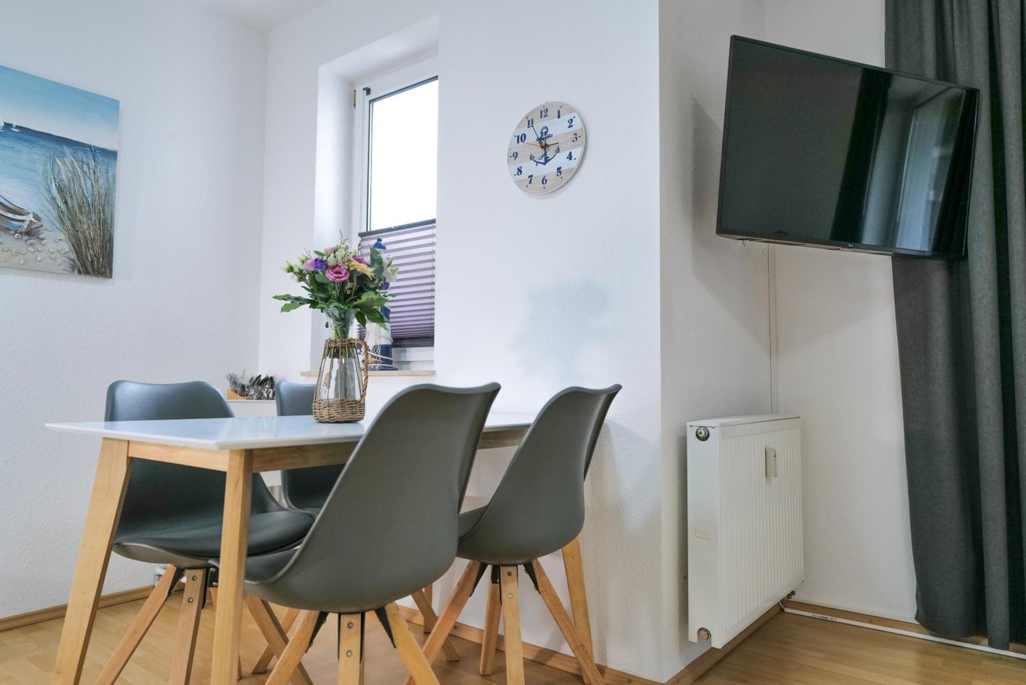Ferienwohnungen Meerfarbig Zingst - Haustierfrei -Terrasse Mit Strandkorb Oder Balkon - E-Ladesaeule - Parkplatz - Wlan - Fahrradschuppen - Waschtrockner - Ruhig Und Zentral - Nichtraucher 외부 사진